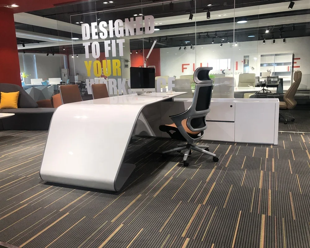 Office Tech Management - 2026年 CEO向け ワイヤレス充電機能付き L字型スマートテーブル モダンな白いホームオフィス家具 ハイテク社長/管理職向けエグゼクティブオフィスデスク